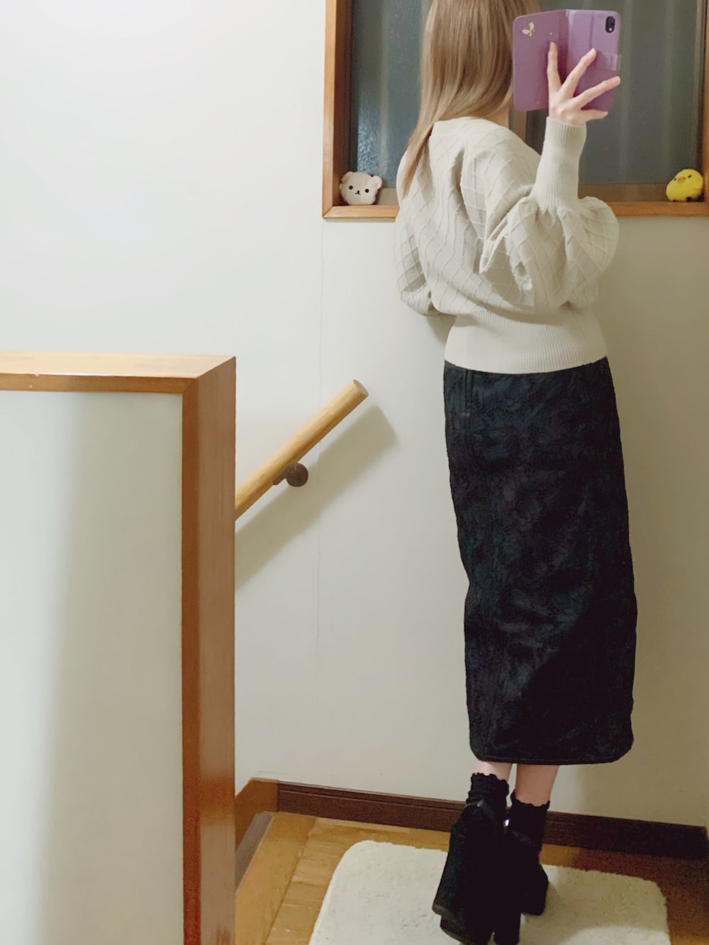 ベージュ系のニット/セーター、ブラック系のキャミソール、ブラック系のジャケット/アウターを着用したレディースの冬コーディネートの5枚目の写真