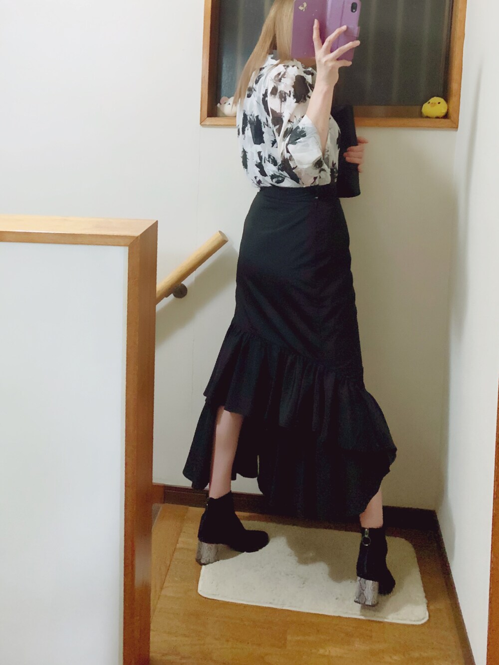 「マーメイドスカート、モノトーン、モノトーンコーデ、ブーツ、柄シャツ」｜「ORiental TRafficのストレッチ異素材ヒールブーツ/11411（ブーツ、ブラック系）」を使った、mami太郎さん（レディース・162cm）の夏コーディネートの3枚目の写真