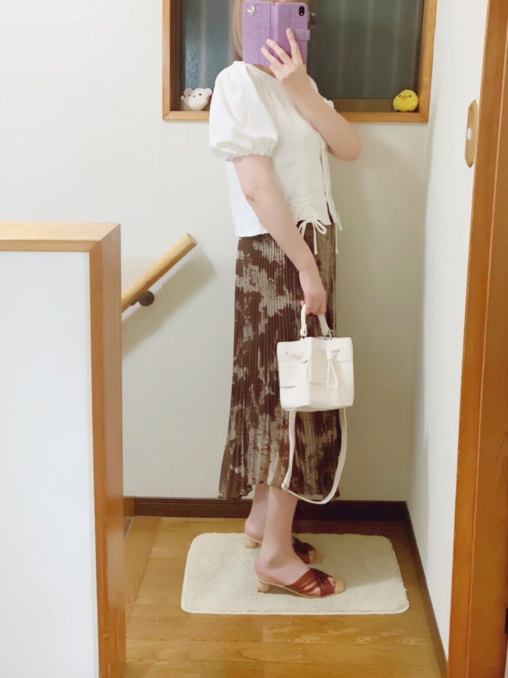 ブラウン系のサンダル、ブラウン系のスカート、ホワイト系のショルダーバッグを着用したレディースの夏コーディネートの2枚目の写真