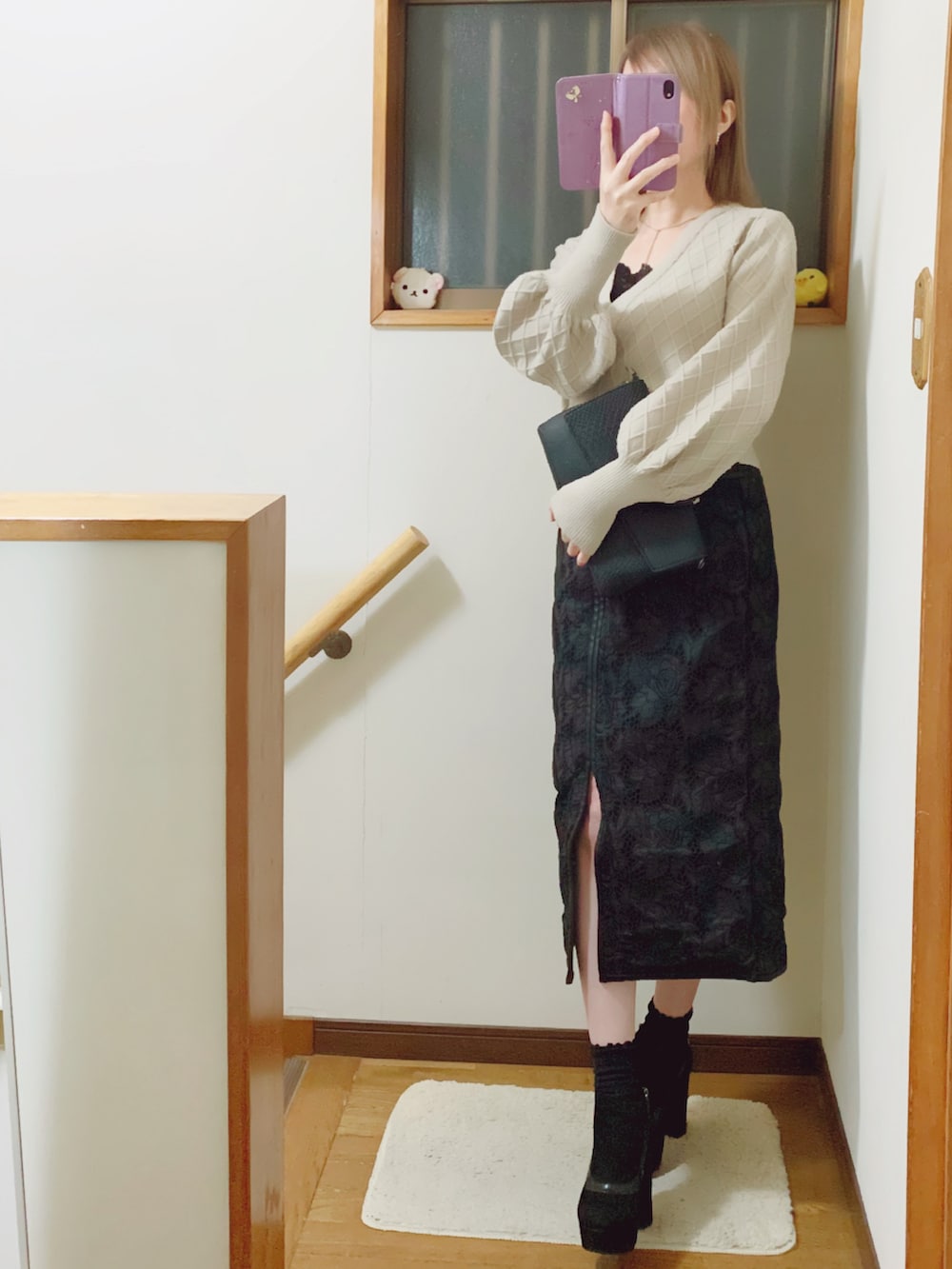 ベージュ系のニット/セーター、ブラック系のキャミソール、ブラック系のジャケット/アウターを着用したレディースの冬コーディネートの2枚目の写真