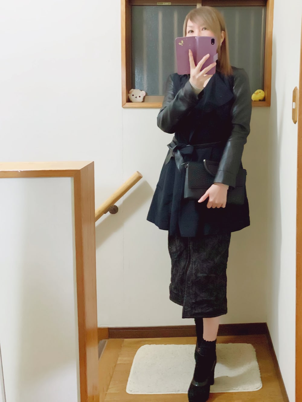 ベージュ系のニット/セーター、ブラック系のキャミソール、ブラック系のジャケット/アウターを着用したレディースの冬コーディネートの3枚目の写真