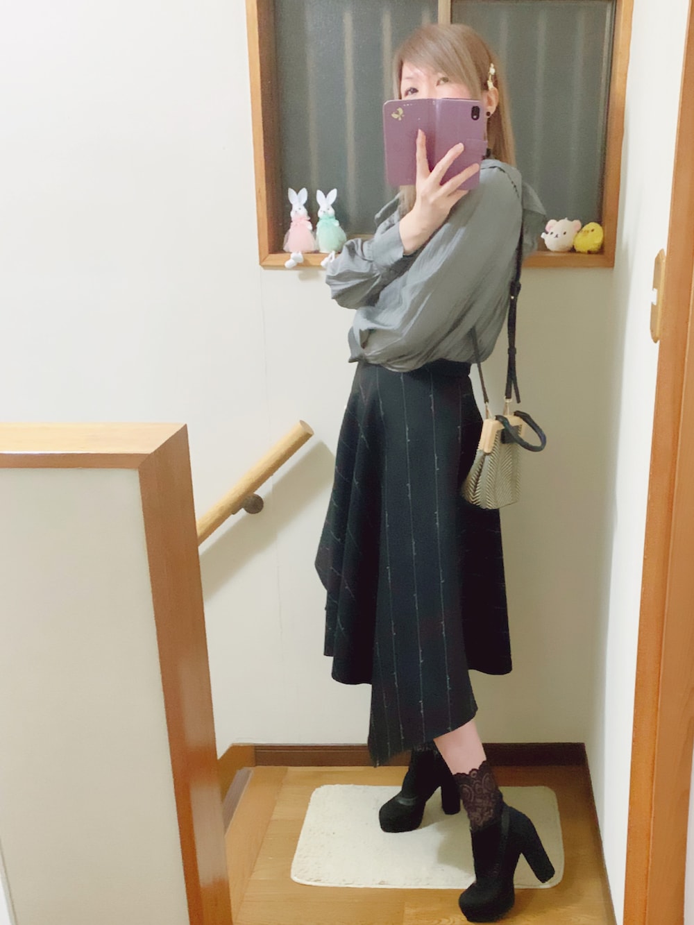 「ブラック×グレー、rienda、フレアスカート、ヘムスカート、パールボタン、今日のコーデ、レースソックス、がま口バッグ、スカートスタイル、マーキュリーデュオ(MERCURYDUO)」｜「JILL STUARTのJILLのショートブーツ🥾24cm着用🍀ヒールは10cmあるよ💦デザインが好き🥰（ブーツ、ブラック系）」を使った、mami太郎さん（レディース・162cm）の春コーディネートの2枚目の写真