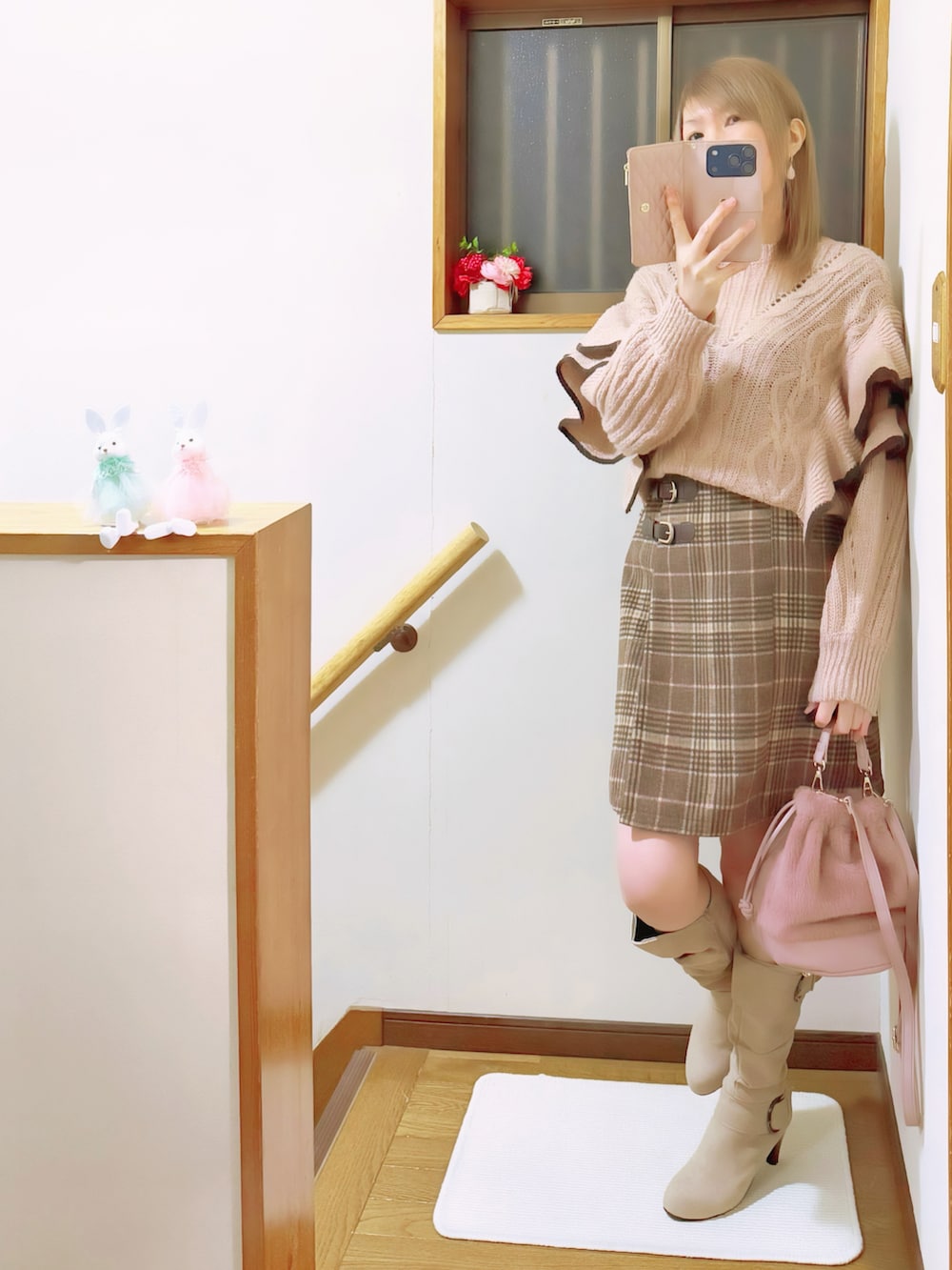 ブラウン系のブルゾン、ピンク系のハンドバッグ、ピンク系のニット/セーターを着用したレディースの冬コーディネートの3枚目の写真