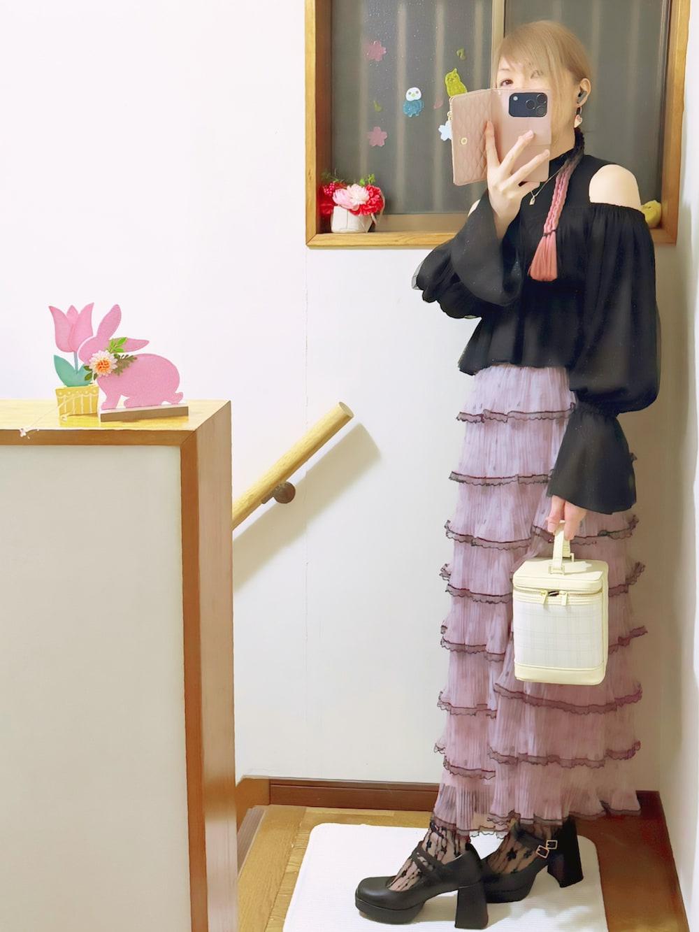 ブラック系のニット/セーター、ブラック系のパンプス、ブラック系のデニムジャケットを着用したレディースの春コーディネートの3枚目の写真