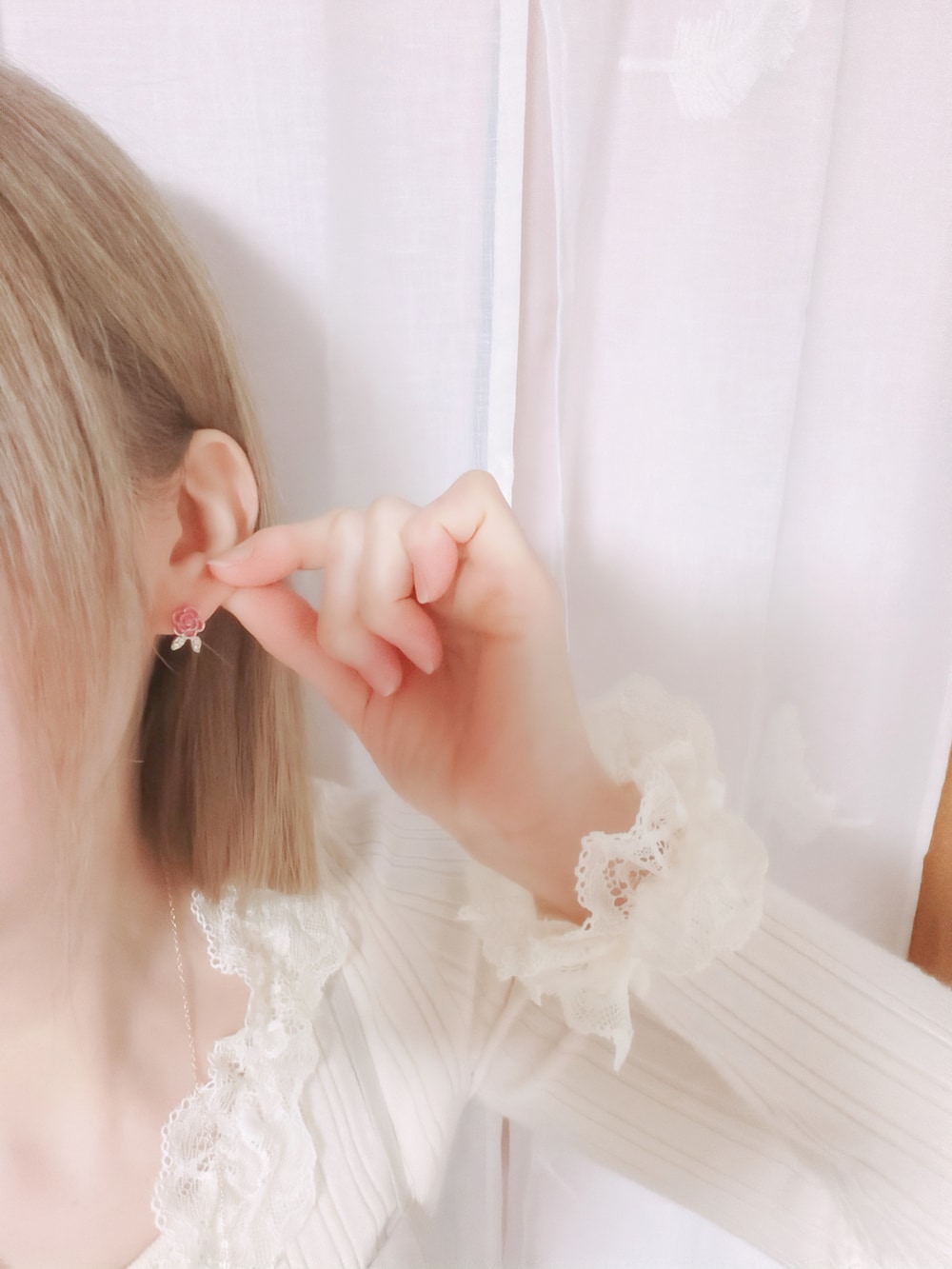 ベージュ系のワンピース、ベージュ系のサンダル、ホワイト系のニット/セーターを着用したレディースの冬コーディネートの5枚目の写真