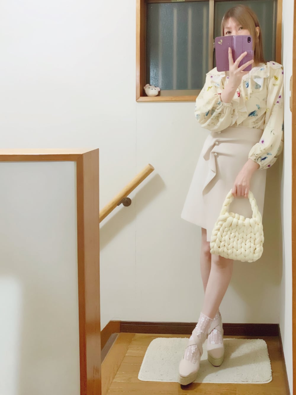 ベージュ系のサンダル、ホワイト系のトートバッグ、ホワイト系のスカートを着用したレディースの秋コーディネートの2枚目の写真