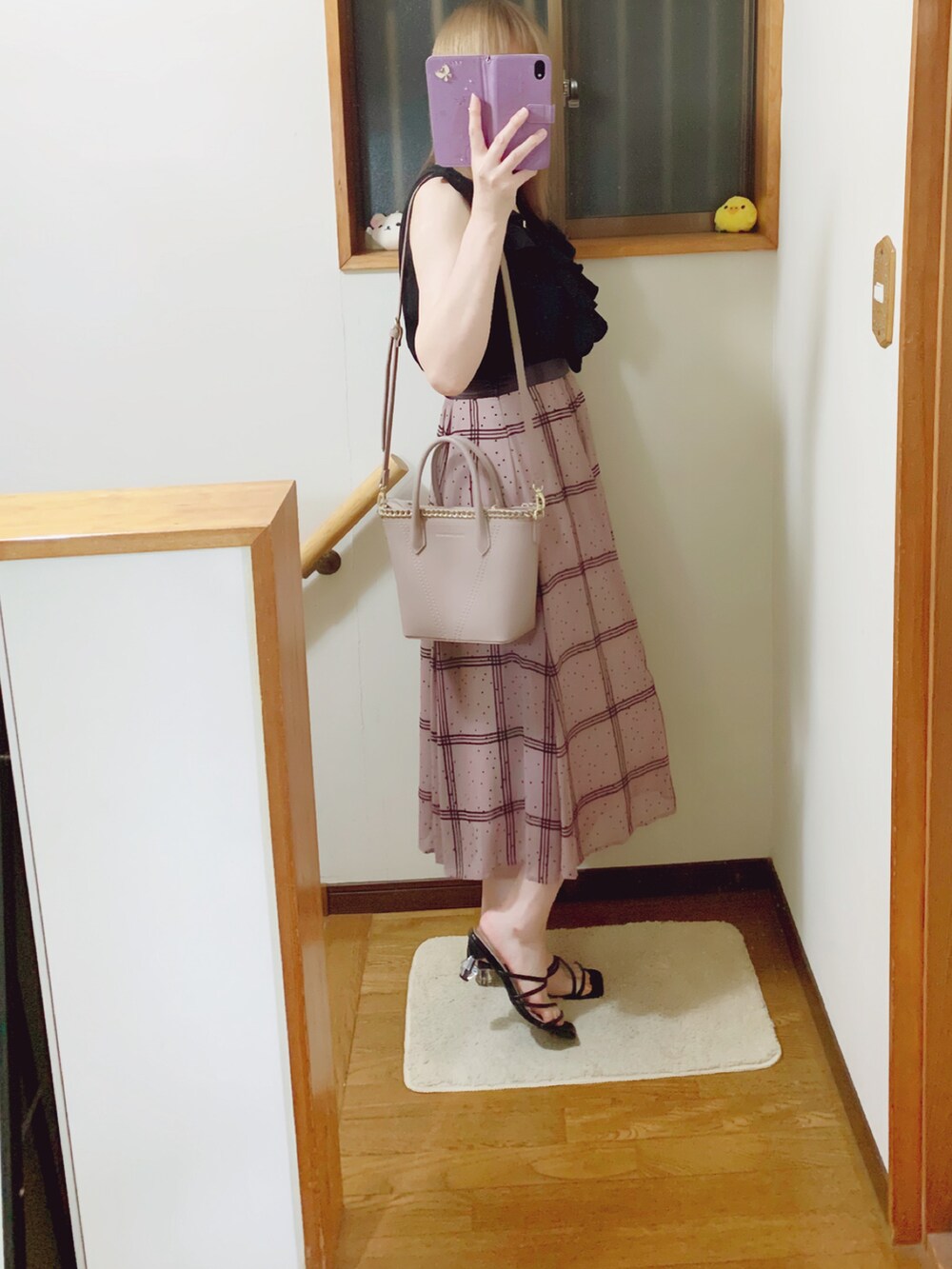 ブラック系のサンダル、ベージュ系のショルダーバッグ、ブラウン系のスカートを着用したレディースの夏コーディネートの2枚目の写真