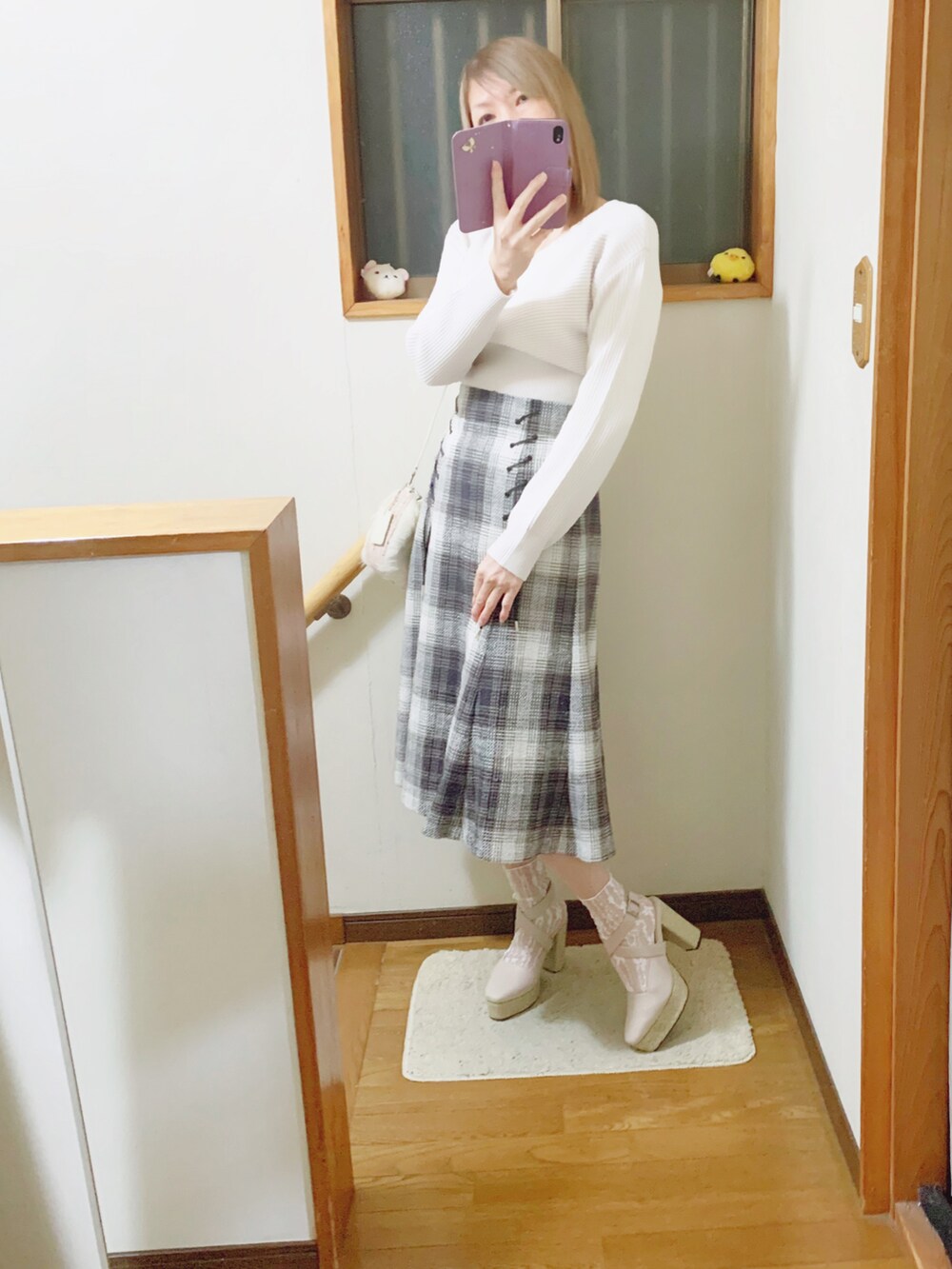 ベージュ系のサンダル、ホワイト系のショルダーバッグ、グレー系のスカートを着用したレディースの冬コーディネートの2枚目の写真