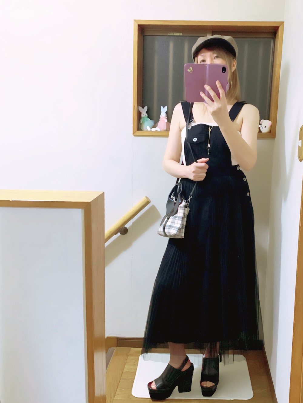 ブラック系のサンダル、ブラック系のスカート、ベージュ系のチューブトップを着用したレディースの夏コーディネートの3枚目の写真