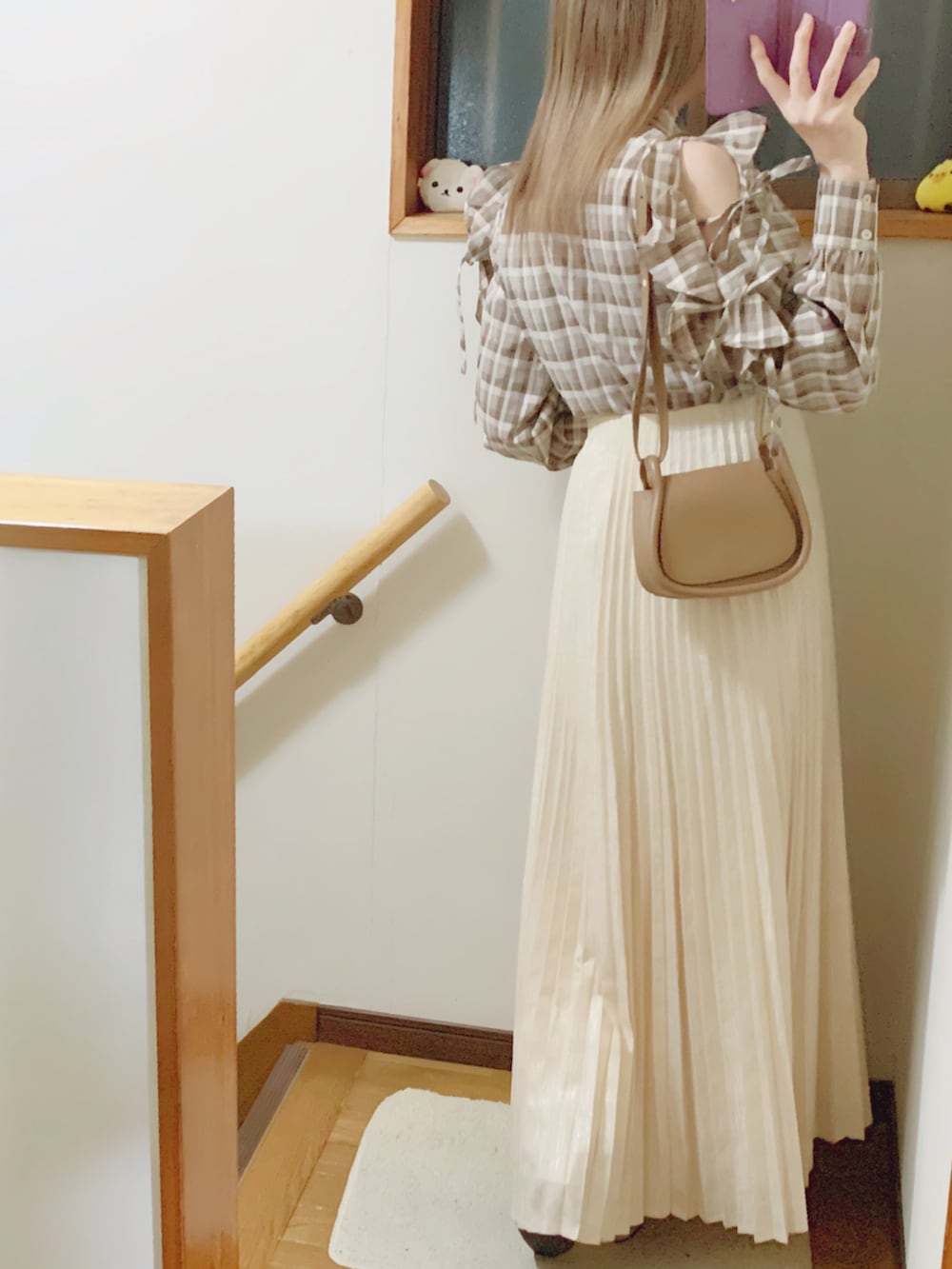 ブラウン系のショルダーバッグ、ブラウン系のパンプス、ベージュ系のシャツ/ブラウスを着用したレディースの冬コーディネートの5枚目の写真