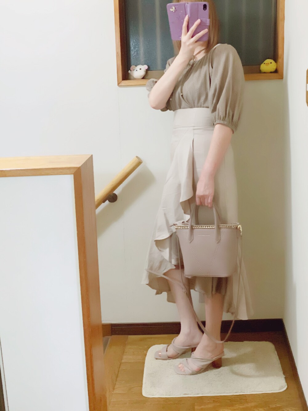 グレー系のサンダル、ベージュ系のスカート、ベージュ系のショルダーバッグを着用したレディースの夏コーディネートの2枚目の写真