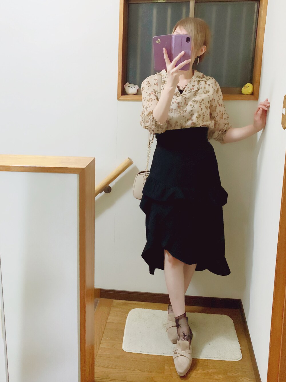 ブラウン系のパンプス、ベージュ系のショルダーバッグ、ブラック系のタンクトップを着用したレディースの秋コーディネートの2枚目の写真