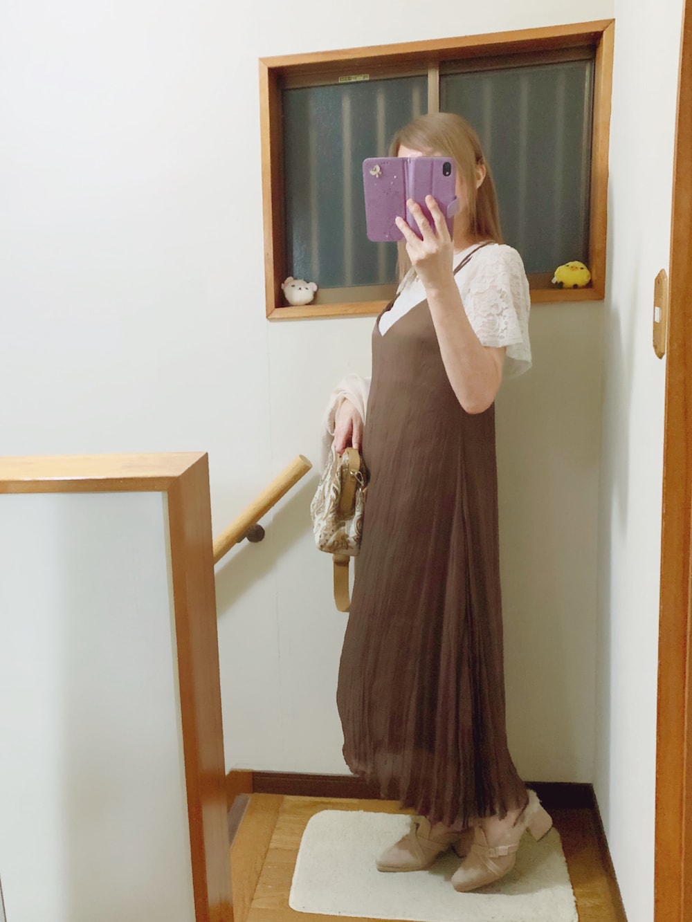 ブラウン系のパンプス、ブラウン系のショルダーバッグ、ブラウン系のワンピースを着用したレディースの秋コーディネートの3枚目の写真