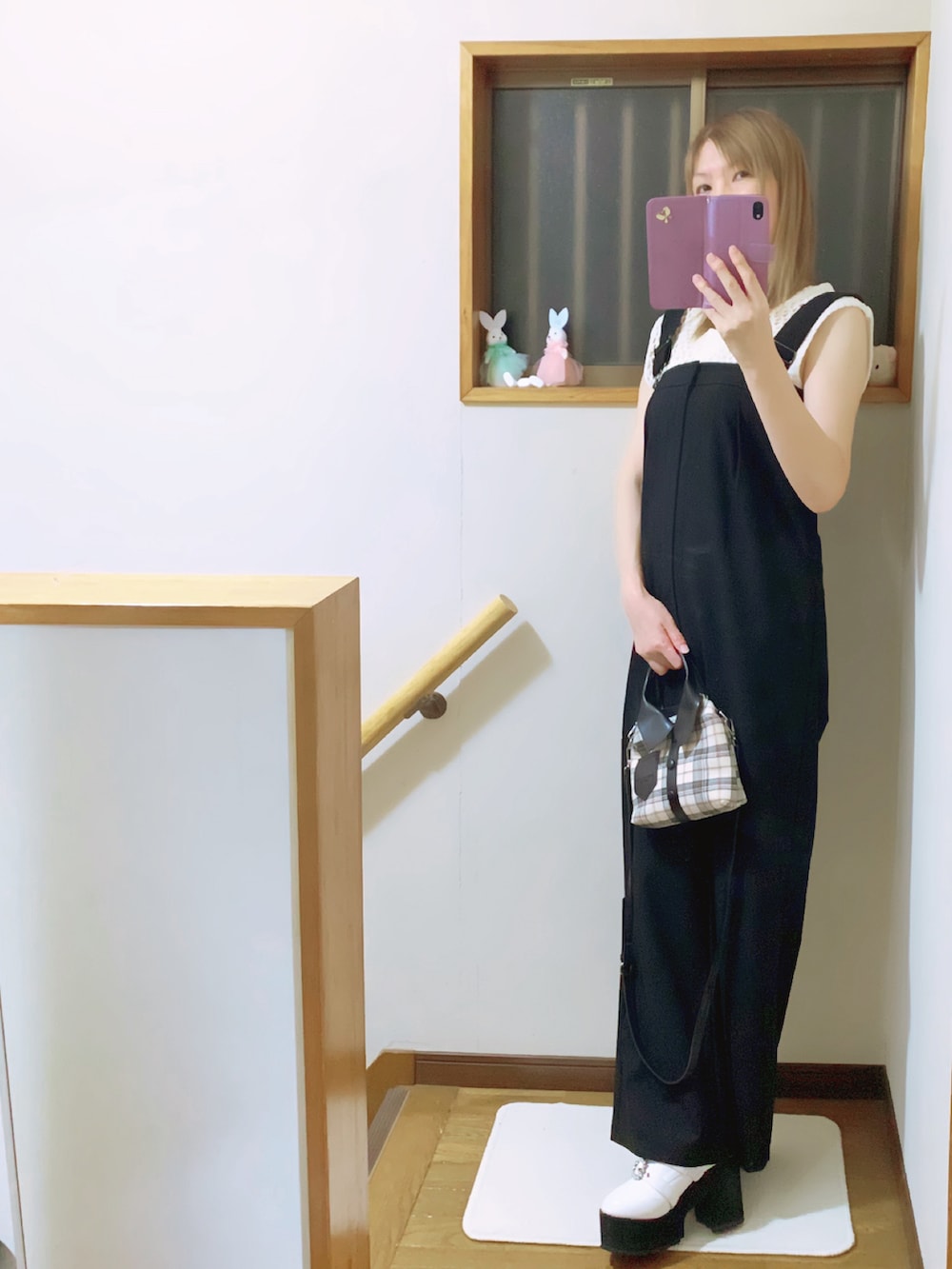 ホワイト系のドレスシューズ、ホワイト系のTシャツ/カットソー、ブラック系のサロペット/オーバーオールを着用したレディースの夏コーディネートの4枚目の写真