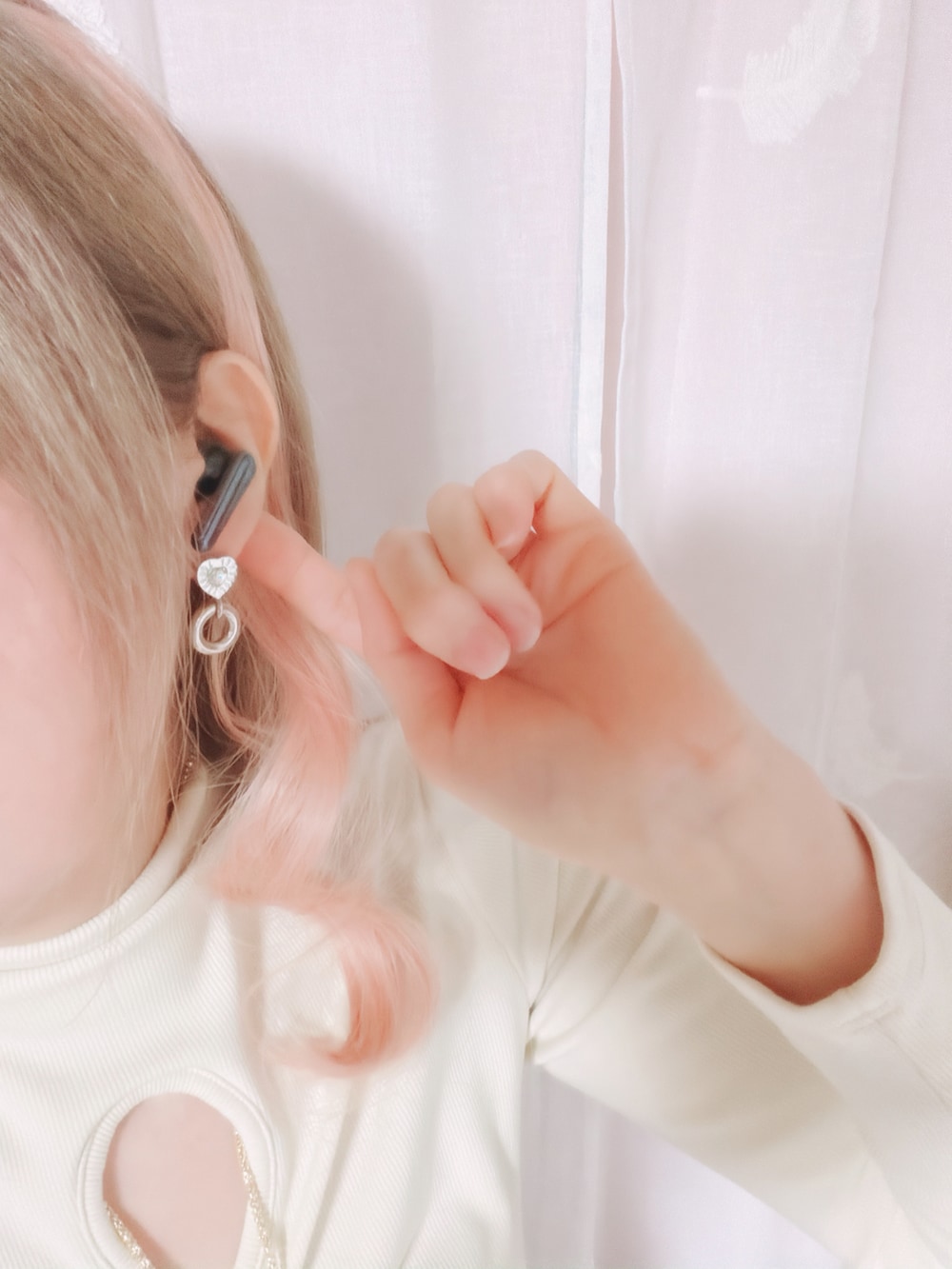 ブラック系のブーツ、ホワイト系のTシャツ/カットソー、ホワイト系のバックパック/リュックを着用したレディースの冬コーディネートの5枚目の写真