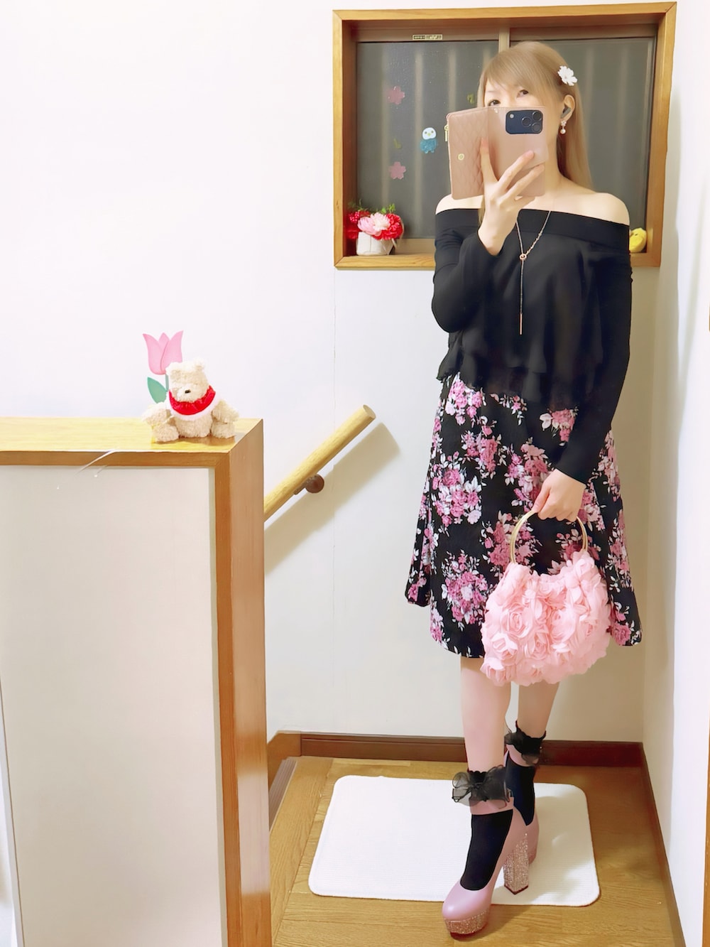 ブラック系のシャツ/ブラウス、ブラック系のライダースジャケット、ブラック系のスカートを着用したレディースの春コーディネートの3枚目の写真