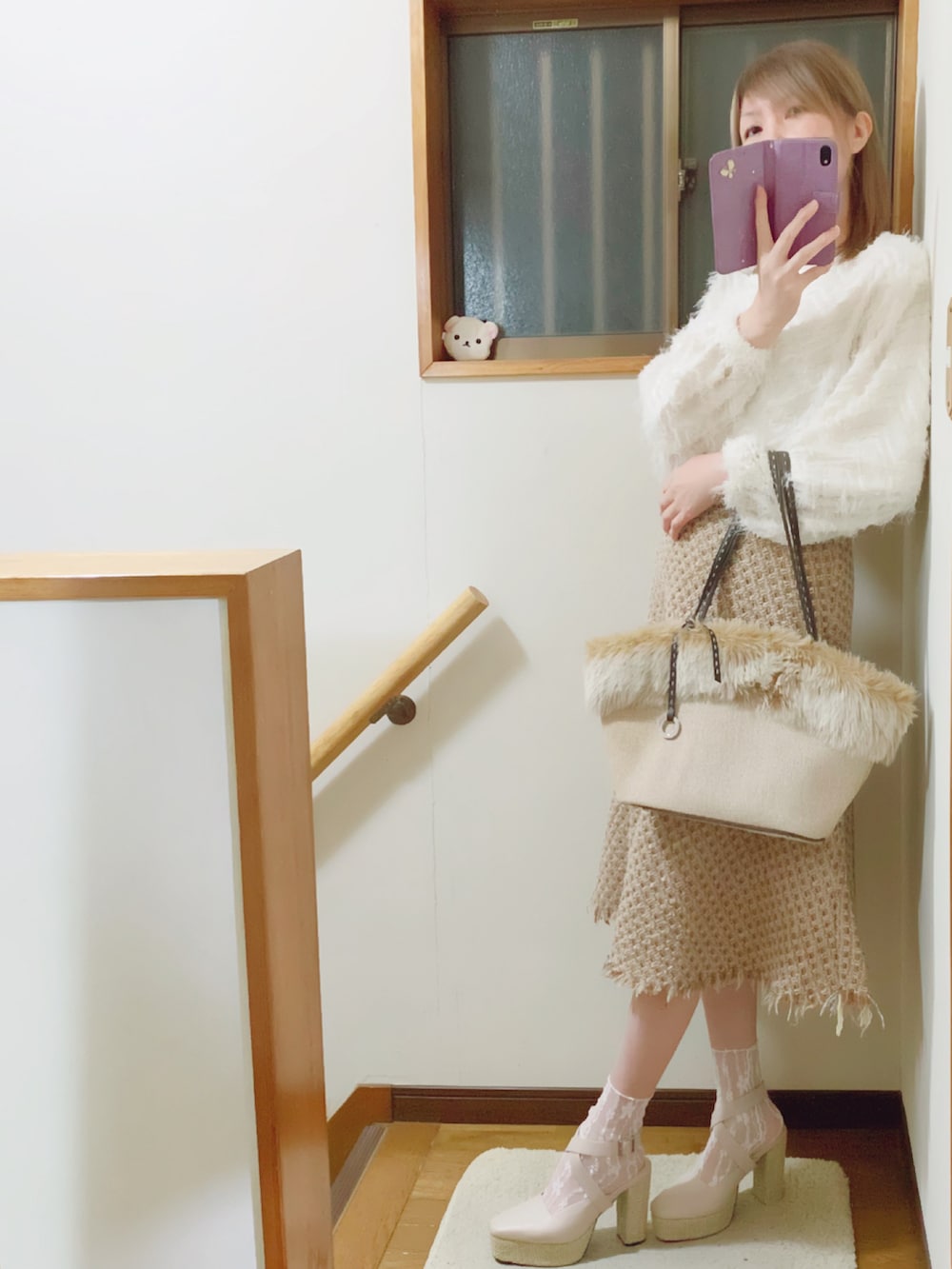 ホワイト系のシャツ/ブラウス、ベージュ系のスカート、ベージュ系のサンダルを着用したレディースの冬コーディネートの2枚目の写真