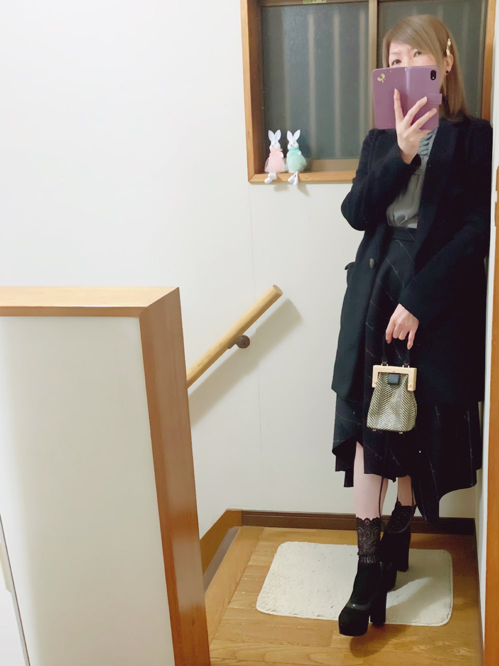 「ブラック×グレー、rienda、フレアスカート、ヘムスカート、パールボタン、今日のコーデ、レースソックス、がま口バッグ、スカートスタイル、マーキュリーデュオ(MERCURYDUO)」｜「JILL STUARTのJILLのショートブーツ🥾24cm着用🍀ヒールは10cmあるよ💦デザインが好き🥰（ブーツ、ブラック系）」を使った、mami太郎さん（レディース・162cm）の春コーディネートの3枚目の写真