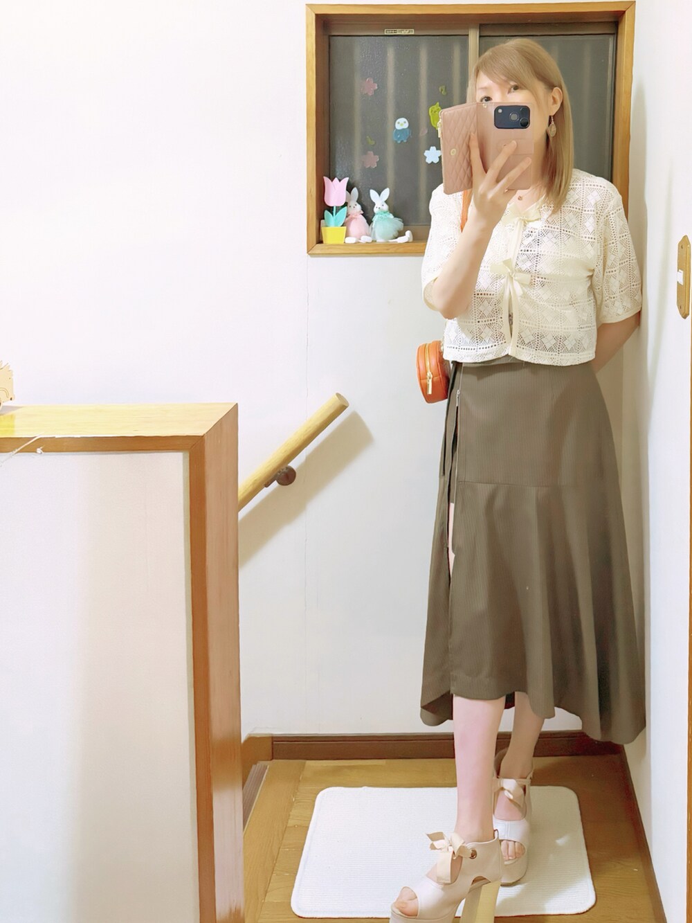 ホワイト系のキャミソール、ホワイト系のキャミソール、ブラウン系のパンツを着用したレディースの夏コーディネートの3枚目の写真