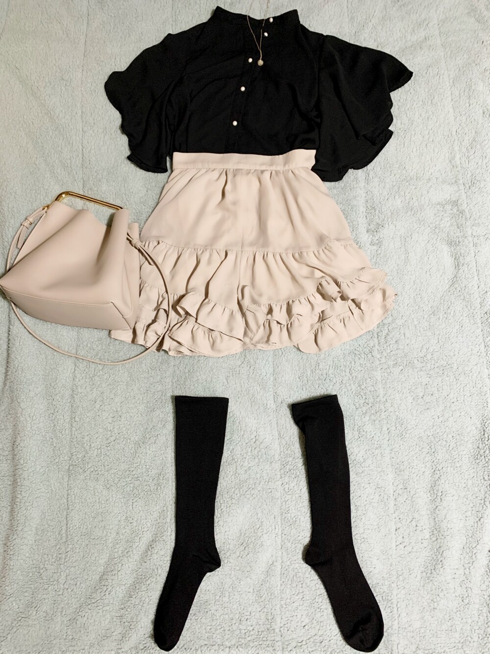 ブラック系のブーツ、ホワイト系のハンドバッグ、グレー系のその他パンツを着用したレディースの夏コーディネートの3枚目の写真