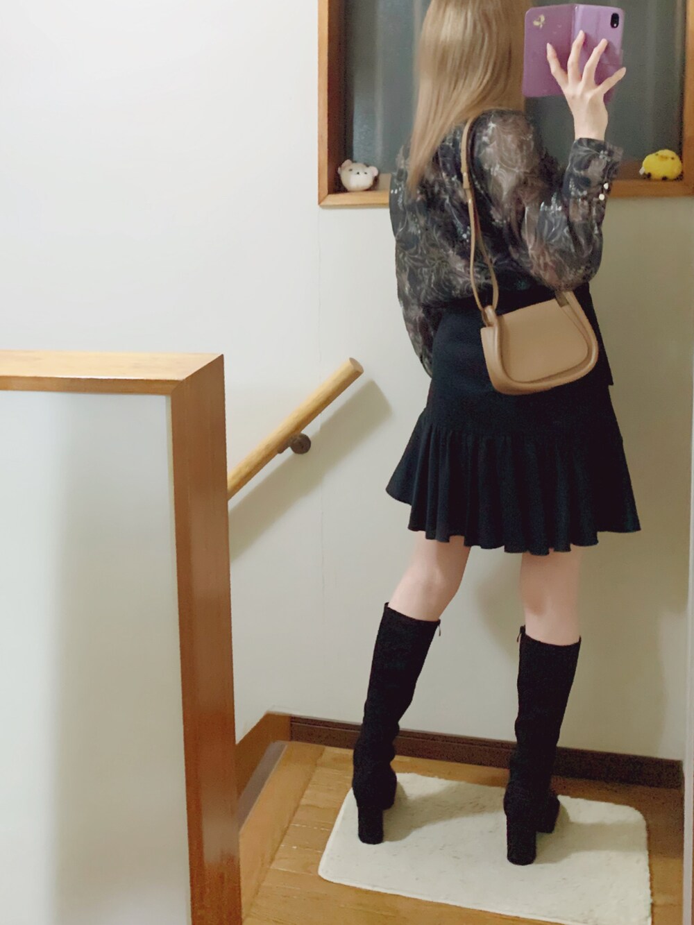 ブラック系のブーツ、ブラック系のスカート、ブラック系のシャツ/ブラウスを着用したレディースの秋コーディネートの4枚目の写真