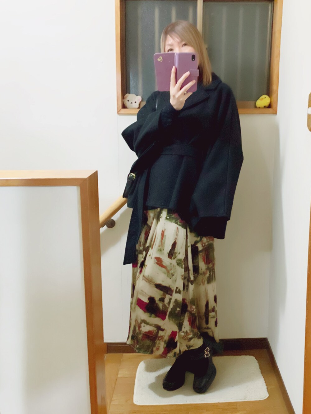 ブラック系のパンプス、グリーン系のスカート、ブラック系のショルダーバッグを着用したレディースの冬コーディネートの4枚目の写真