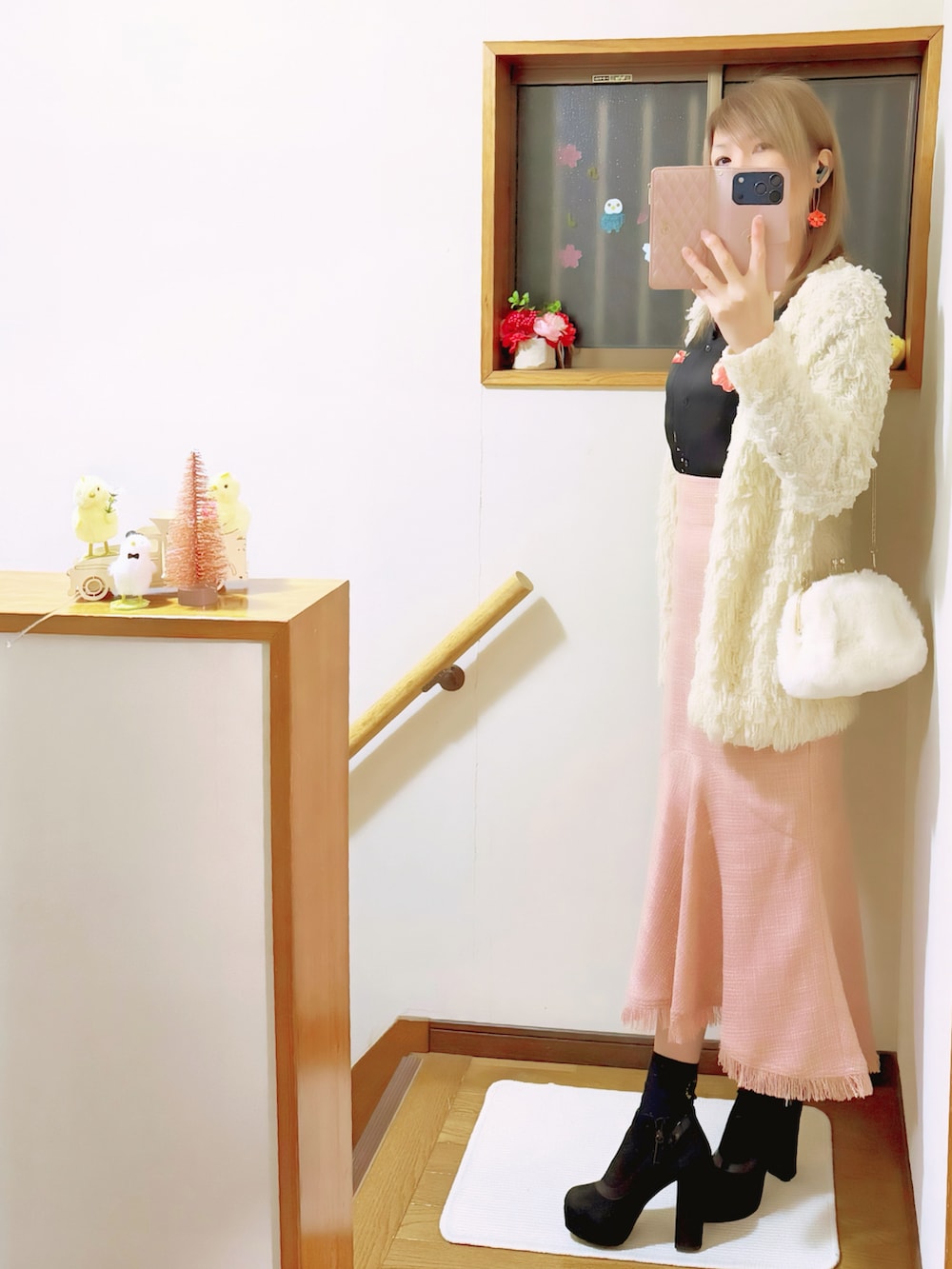 ブラック系のキャミソール、ホワイト系のカーディガン/ボレロ、ブラック系のシャツ/ブラウスを着用したレディースの冬コーディネートの2枚目の写真