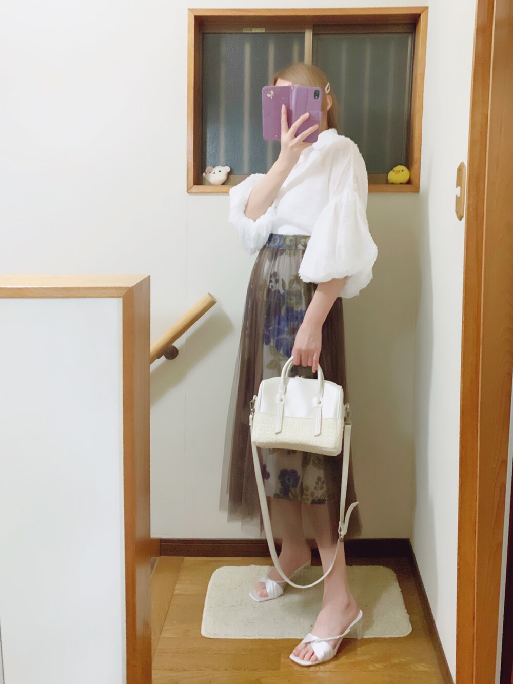 ホワイト系のサンダル、ブラウン系のスカート、ホワイト系のかごバッグを着用したレディースの夏コーディネートの3枚目の写真