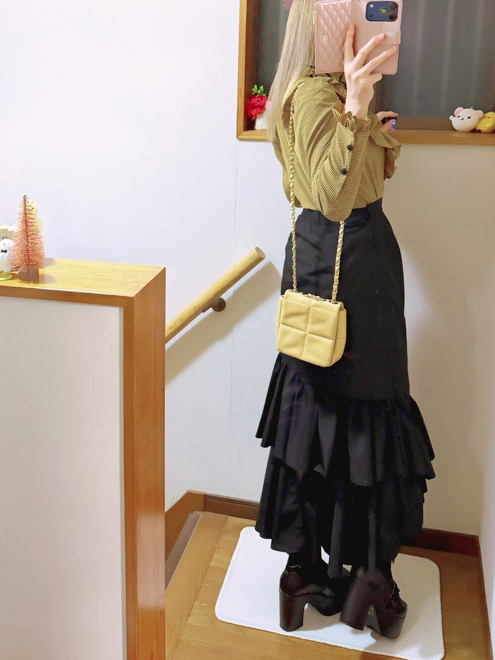 ブラック系のスカート、イエロー系のショルダーバッグ、イエロー系のシャツ/ブラウスを着用したレディースの冬コーディネートの4枚目の写真