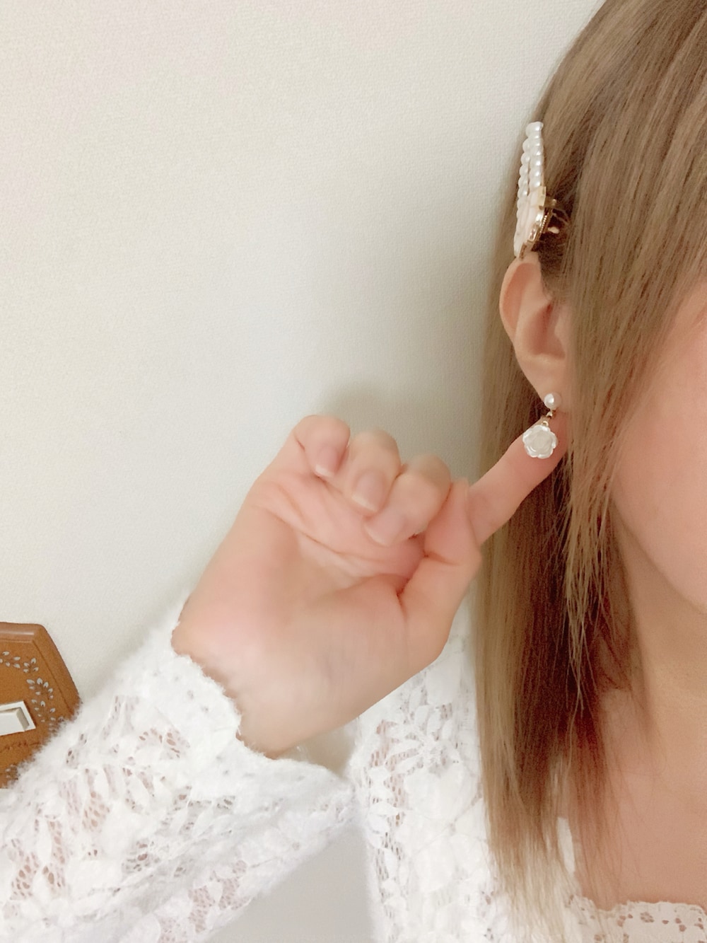 ホワイト系のショルダーバッグ、ホワイト系のキャミソール、ホワイト系のTシャツ/カットソーを着用したレディースの秋コーディネートの5枚目の写真