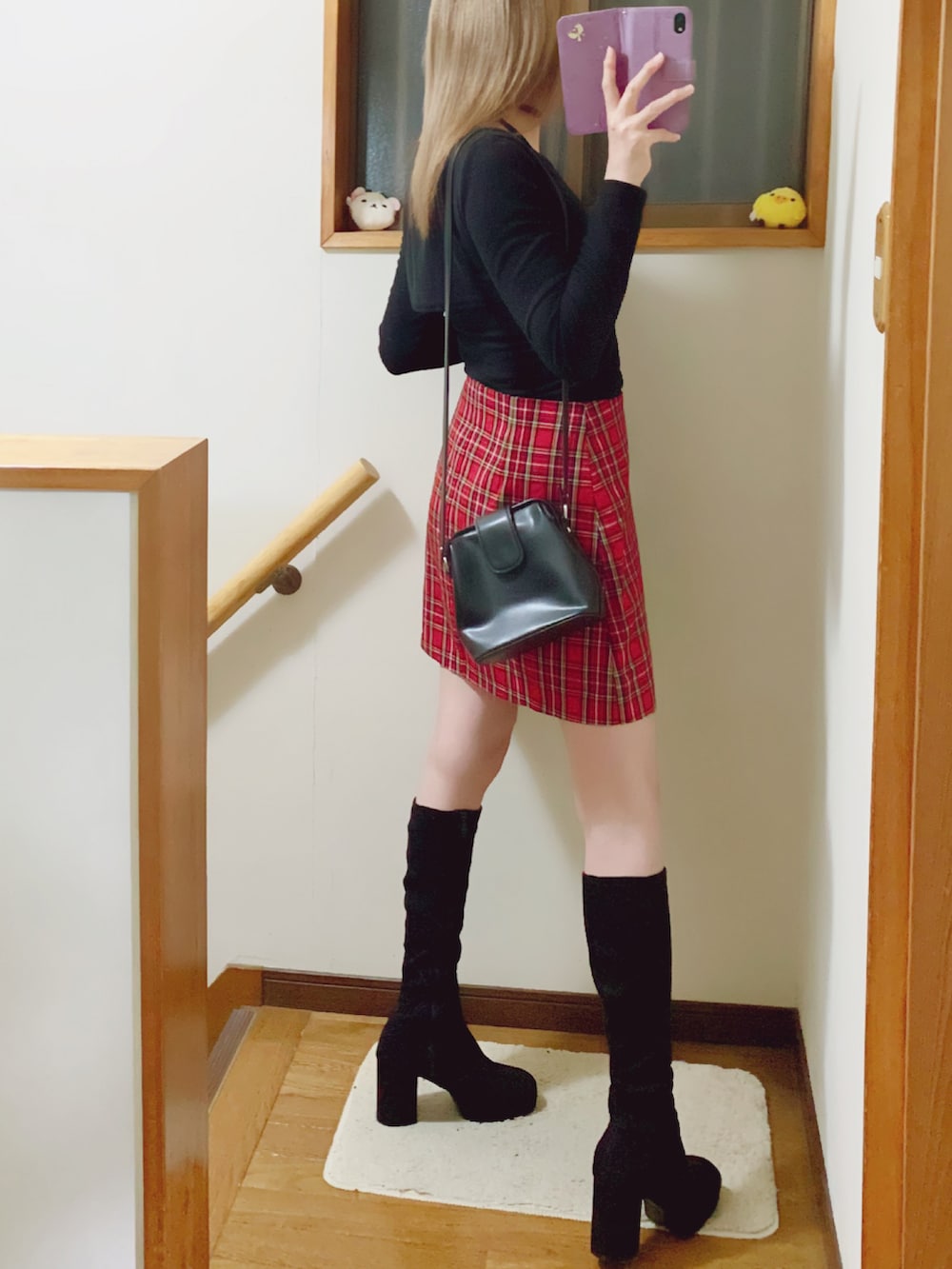 「チェックスカート、ミニスカート、stradivarius、ストラディバリウス、ラブユ.、LVEU.、ロングブーツ、フェイクレザー、ライダースジャケット、ブラック×レッド」｜「attagirlのストレッチロングブーツ（ブーツ、ブラック系）」を使った、mami太郎さん（レディース・162cm）の秋コーディネートの4枚目の写真