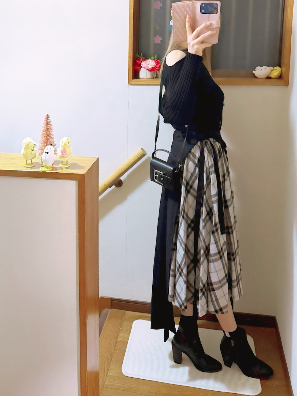 ブラック系のニット/セーター、ブラウン系のブルゾン、ブラック系のスカートを着用したレディースの春コーディネートの4枚目の写真