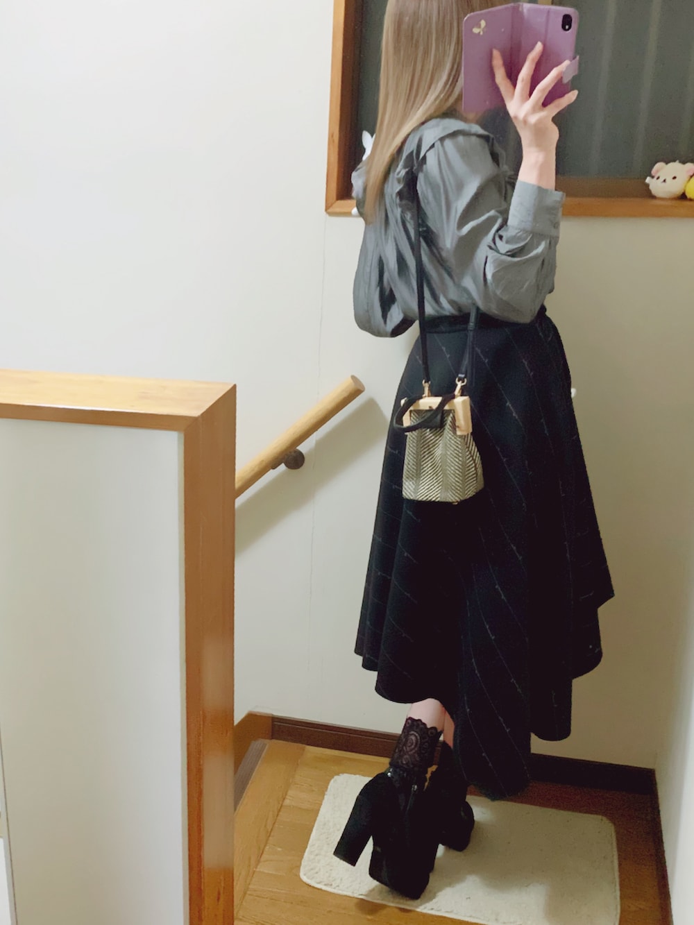 「ブラック×グレー、rienda、フレアスカート、ヘムスカート、パールボタン、今日のコーデ、レースソックス、がま口バッグ、スカートスタイル、マーキュリーデュオ(MERCURYDUO)」｜「JILL STUARTのJILLのショートブーツ🥾24cm着用🍀ヒールは10cmあるよ💦デザインが好き🥰（ブーツ、ブラック系）」を使った、mami太郎さん（レディース・162cm）の春コーディネートの5枚目の写真