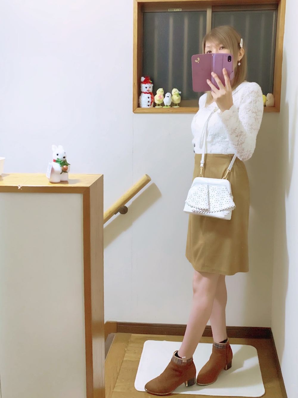 ホワイト系のショルダーバッグ、ホワイト系のキャミソール、ホワイト系のTシャツ/カットソーを着用したレディースの秋コーディネートの4枚目の写真