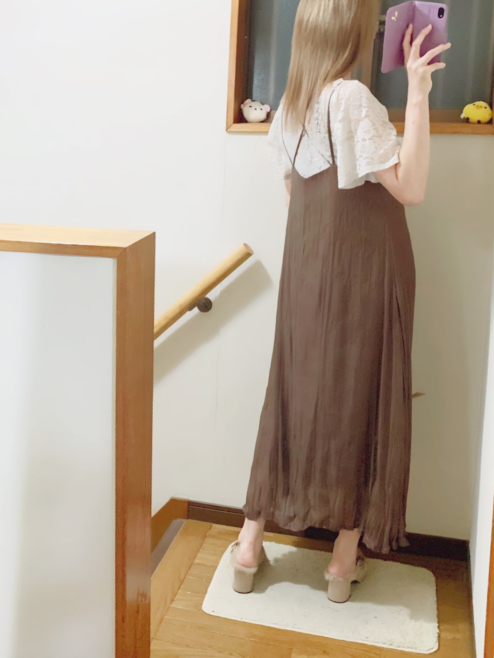 ブラウン系のパンプス、ブラウン系のショルダーバッグ、ブラウン系のワンピースを着用したレディースの秋コーディネートの4枚目の写真