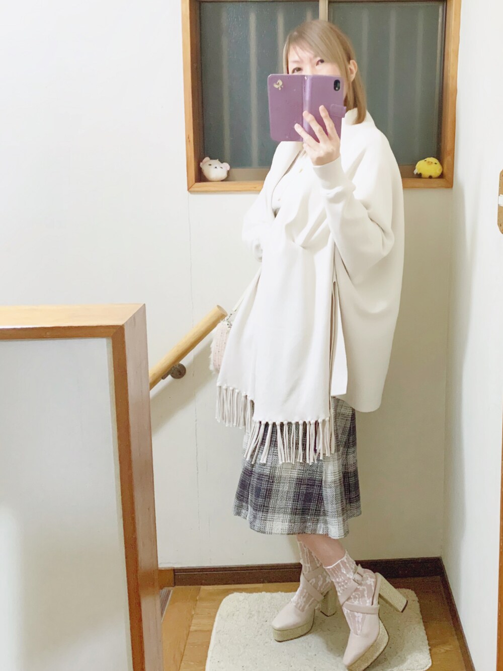 ベージュ系のサンダル、ホワイト系のショルダーバッグ、グレー系のスカートを着用したレディースの冬コーディネートの4枚目の写真