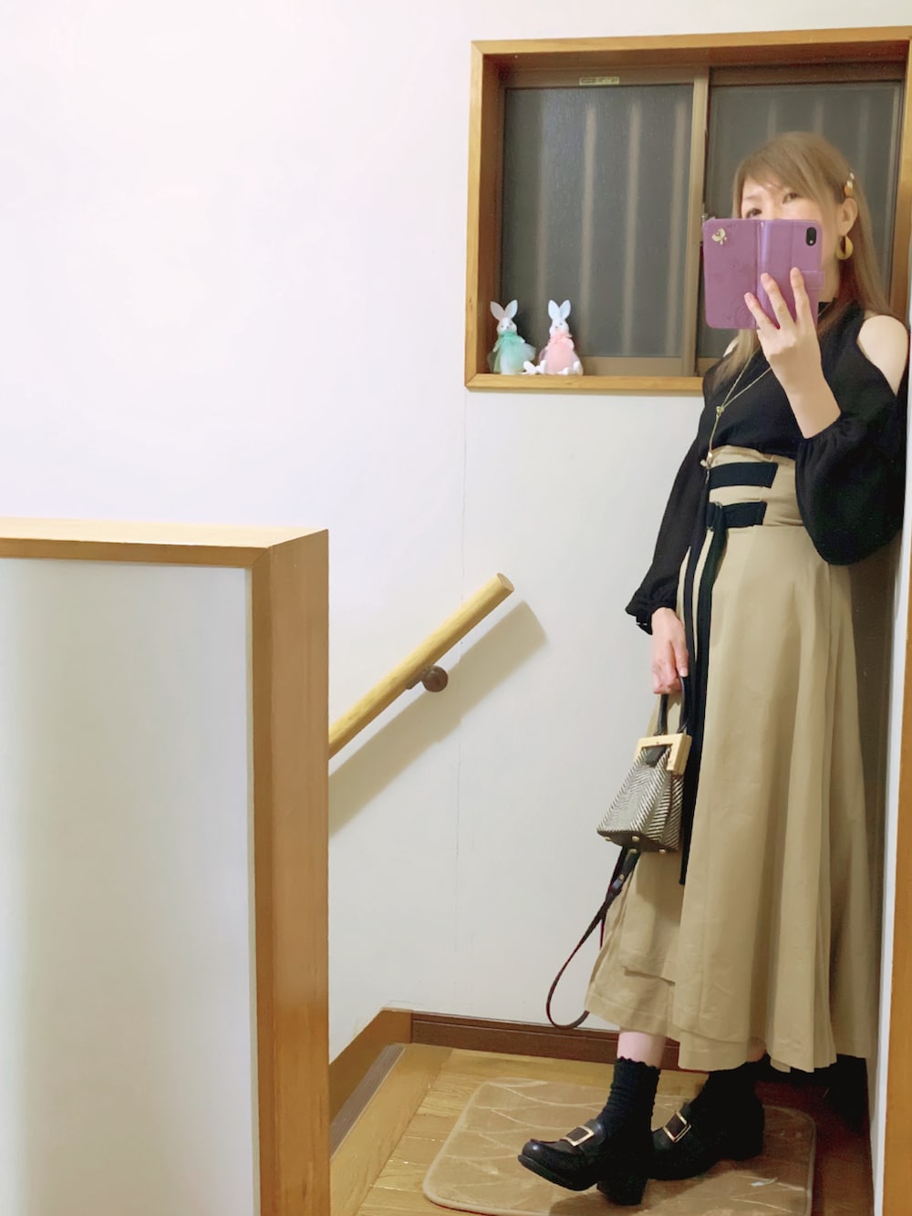 ブラック系のローファー、ブラック系のTシャツ/カットソー、ブラック系のキャミソールを着用したレディースの春コーディネートの2枚目の写真