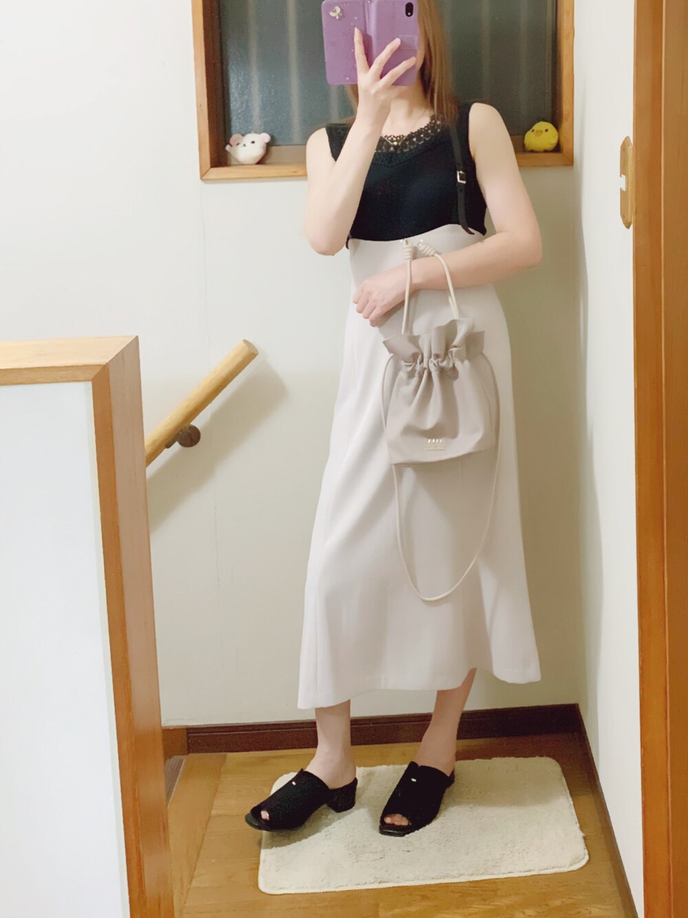 「サスペンダースカート、ボレロ、巾着バッグ、Aラインスカート、しまむら、ブラック×ベージュ、タンクトップ」｜「しまむらのワンポイントの飾りが付いたサンダル👡（サンダル、ブラック系）」を使った、mami太郎さん（レディース・162cm）の夏コーディネートの2枚目の写真