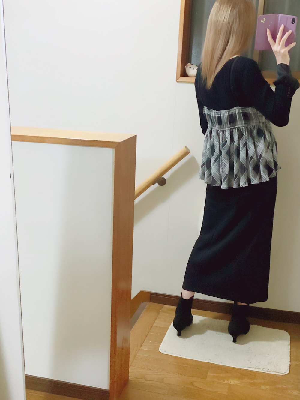 「ブラック、モノトーン、ブラック×ホワイト、ショートパンツ、ファー、ファーバッグ、rienda、マーキュリーデュオ(MERCURYDUO)、ジルバイジルスチュアート、しまむら、ビスチェ」｜「しまむらのしまむら購入👛スエード生地のショートブーツ👢（ブーツ、ブラック系）」を使った、mami太郎さん（レディース・162cm）の秋コーディネートの4枚目の写真