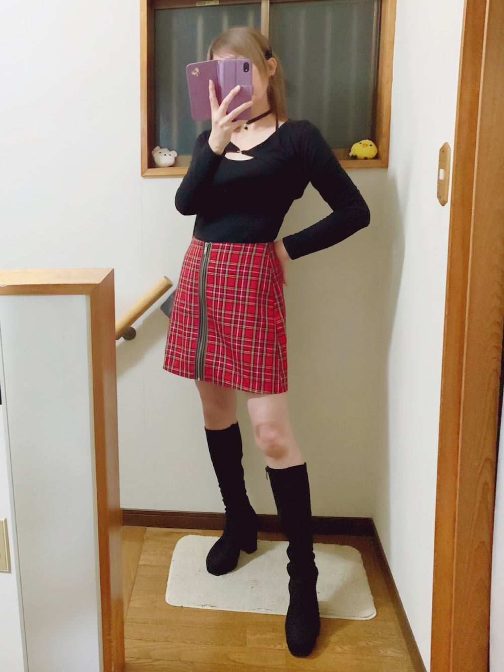「チェックスカート、ミニスカート、stradivarius、ストラディバリウス、ラブユ.、LVEU.、ロングブーツ、フェイクレザー、ライダースジャケット、ブラック×レッド」｜「attagirlのストレッチロングブーツ（ブーツ、ブラック系）」を使った、mami太郎さん（レディース・162cm）の秋コーディネートの3枚目の写真