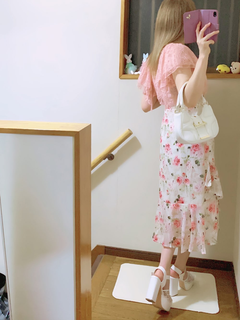 ホワイト系のショルダーバッグ、ピンク系のシャツ/ブラウス、ピンク系のキャミソールを着用したレディースの夏コーディネートの4枚目の写真