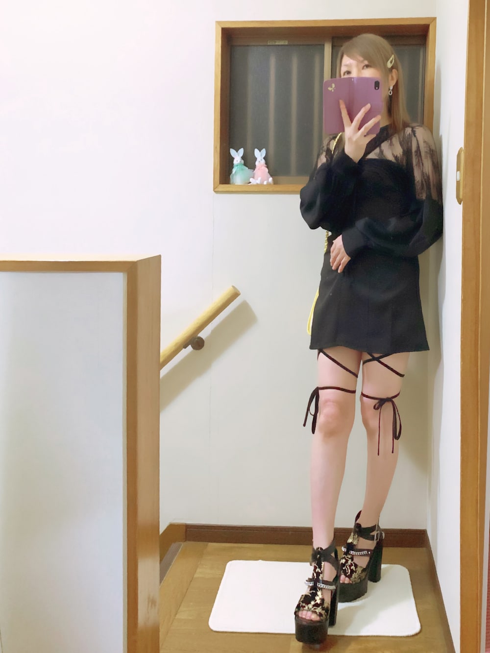 ブラック系のサンダル、ブラック系のその他パンツ、ブラック系のワンピースを着用したレディースの春コーディネートの3枚目の写真