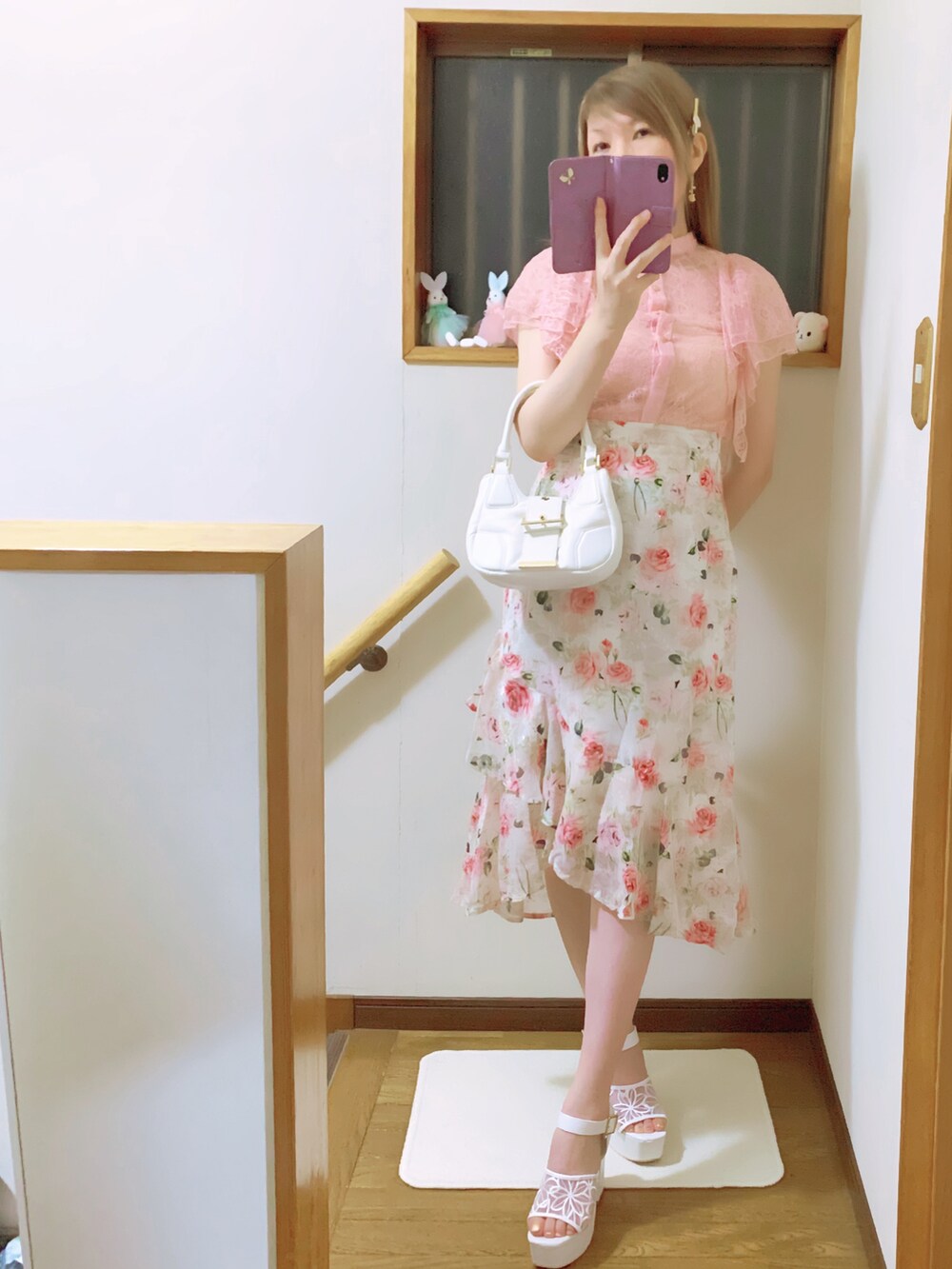 ホワイト系のショルダーバッグ、ピンク系のシャツ/ブラウス、ピンク系のキャミソールを着用したレディースの夏コーディネートの2枚目の写真