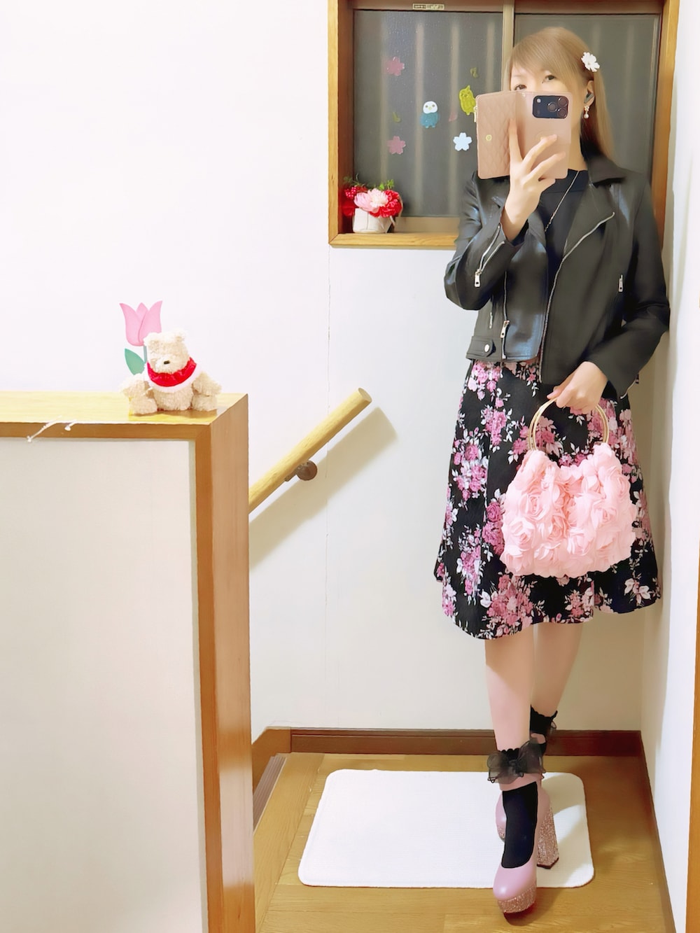 ブラック系のシャツ/ブラウス、ブラック系のライダースジャケット、ブラック系のスカートを着用したレディースの春コーディネートの2枚目の写真