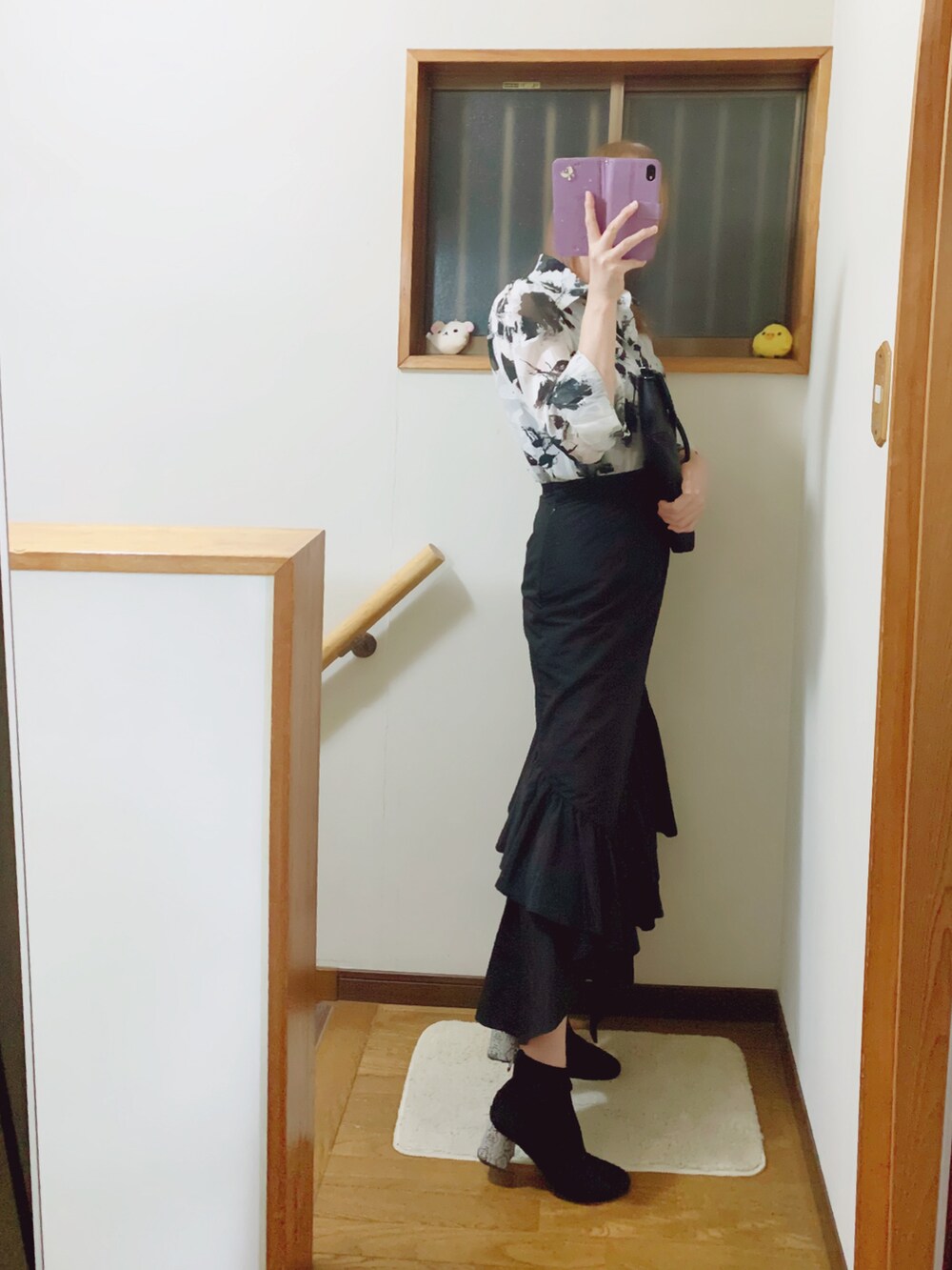 「マーメイドスカート、モノトーン、モノトーンコーデ、ブーツ、柄シャツ」｜「ORiental TRafficのストレッチ異素材ヒールブーツ/11411（ブーツ、ブラック系）」を使った、mami太郎さん（レディース・162cm）の夏コーディネートの2枚目の写真