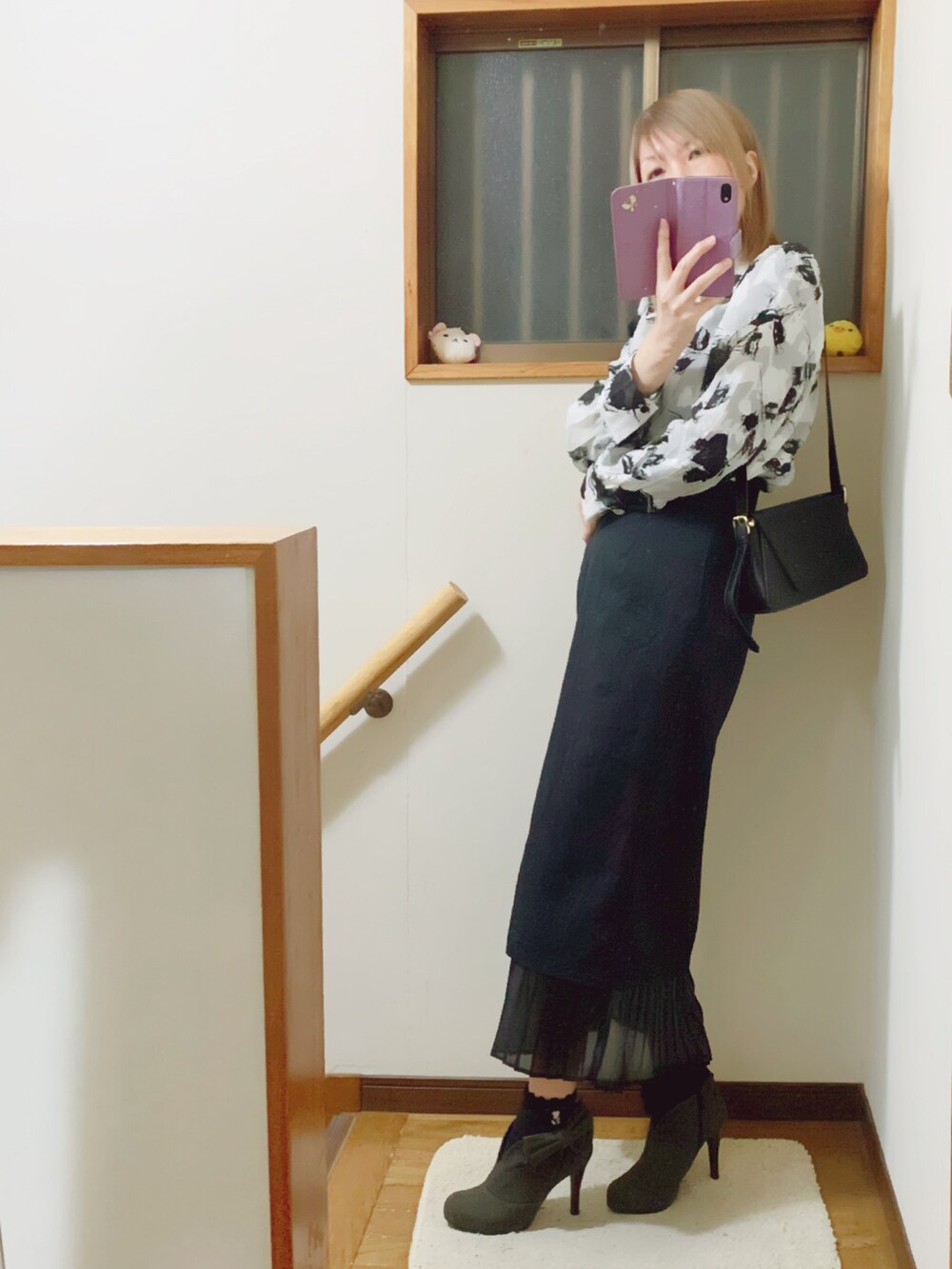 「ブラック×ホワイト、ライダースジャケット、rienda、murua、ストロベリーフィールズ、shein、SHEIN、ラップスカート、プリーツスカート」｜「STRAWBERRY-FIELDSのサイドにリボンの付いたブーティʚ🎀ɞヒールは10cm👠デザイン可愛い😆💘（ブーティ、グレー系）」を使った、mami太郎さん（レディース・162cm）の冬コーディネートの3枚目の写真
