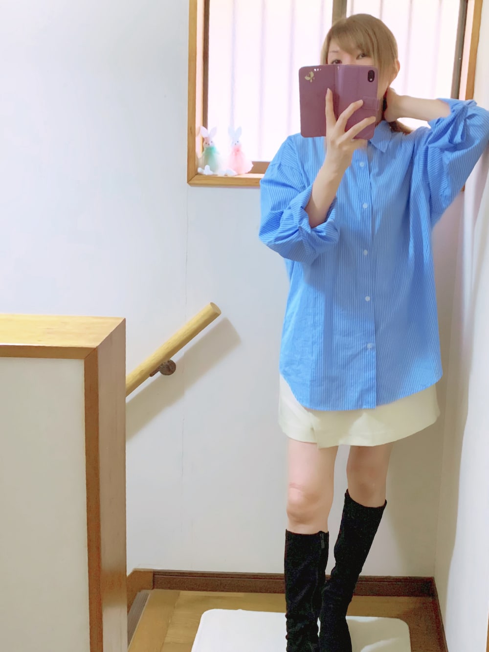 ブラック系のショルダーバッグ、ホワイト系のその他パンツ、ブラック系のブーツを着用したレディースの秋コーディネートの2枚目の写真