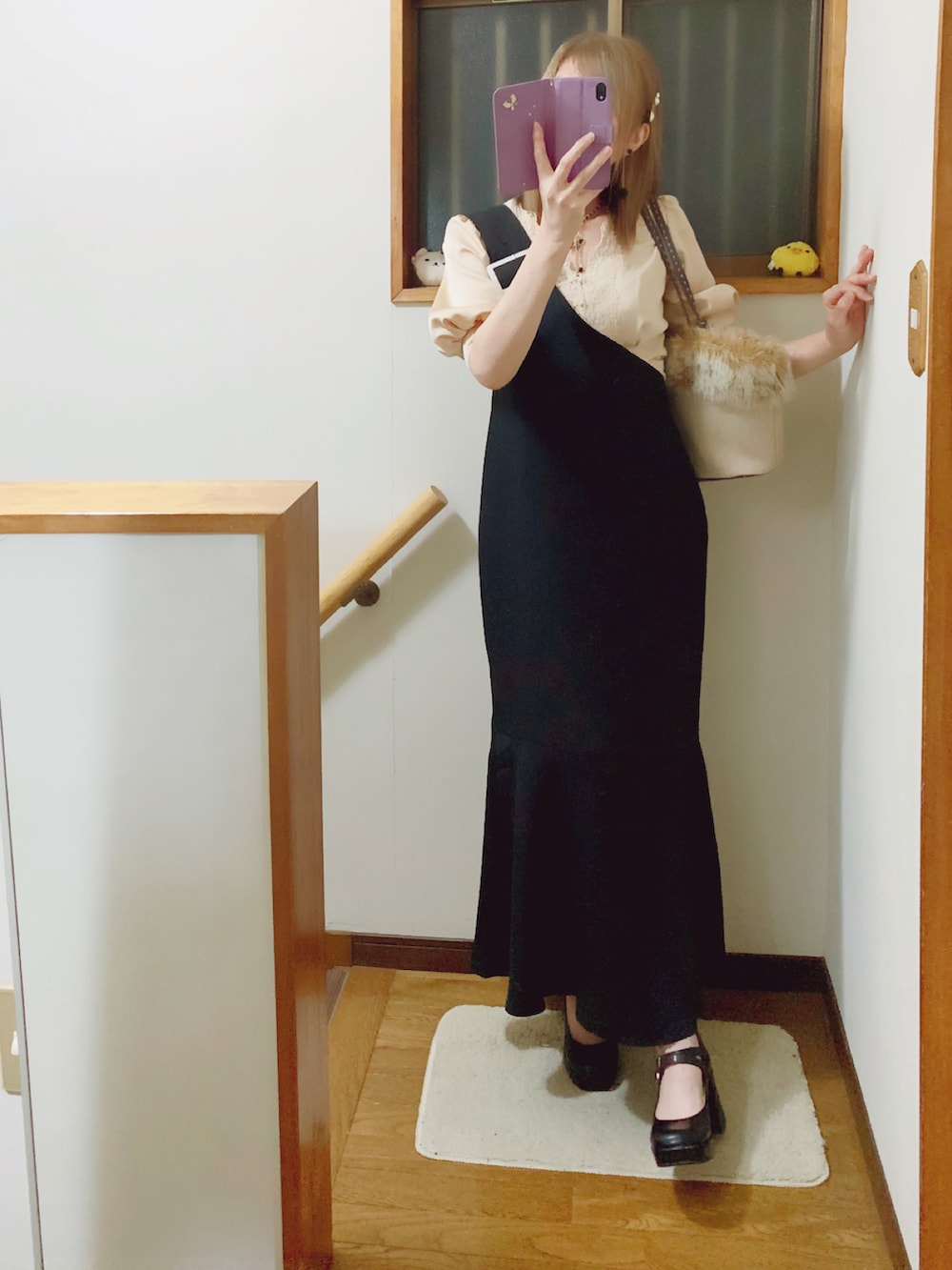 「ブラック×ベージュ、ワンショルダー、ジャンパースカート、リリーブラウン、４℃、アンブルシエル、byあしながおじさん、パンプス」｜「byあしながおじさんの厚底ダブルストラップパンプス　-8980645（パンプス、ブラック系）」を使った、mami太郎さん（レディース・162cm）の秋コーディネートの3枚目の写真