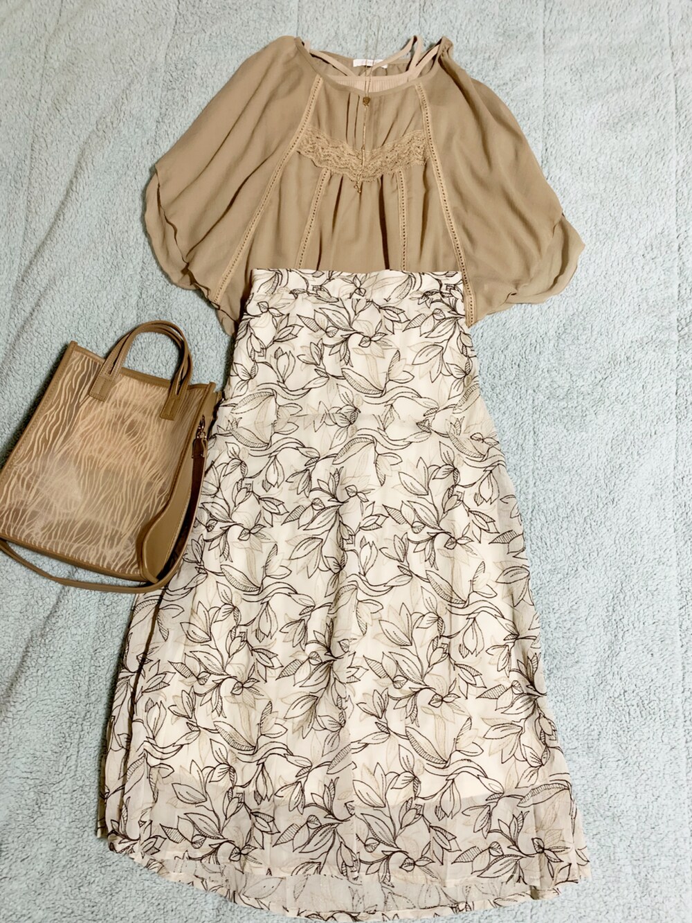 ブラウン系のサンダル、ベージュ系のトートバッグ、ベージュ系のキャミソールを着用したレディースの春コーディネートの2枚目の写真