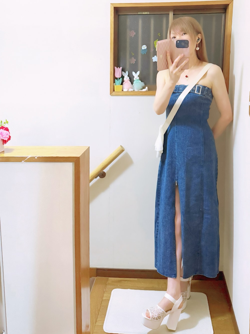 ブルー系のジャンパースカート、ホワイト系のボディバッグ/ウエストポーチ、ホワイト系のシャツ/ブラウスを着用したレディースの夏コーディネートの3枚目の写真